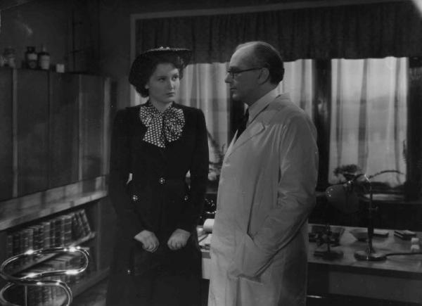 Scena del film "C'è sempre un ma!" - Regia Luigi Zampa - 1942 - L'attrice Carla Del Poggio e un attore non identificato in uno studio medico