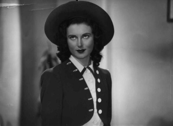 Scena del film "C'è sempre un ma!" - Regia Luigi Zampa - 1942 - L'attrice Adriana Benetti sorride