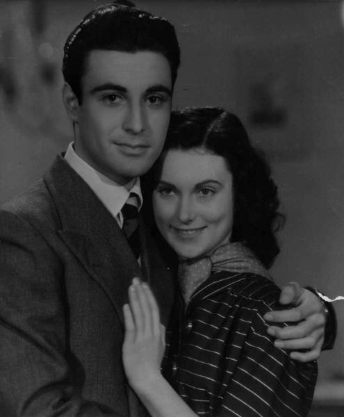 Scena del film "C'è sempre un ma!" - Regia Luigi Zampa - 1942 - Gli attori Armando Francioli e Carla Del Poggio abbracciati