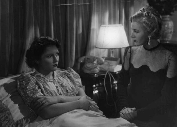 Scena del film "C'è sempre un ma!" - Regia Luigi Zampa - 1942 - Le attrici Carla del Poggio e Rubi Dalma in camera da letto