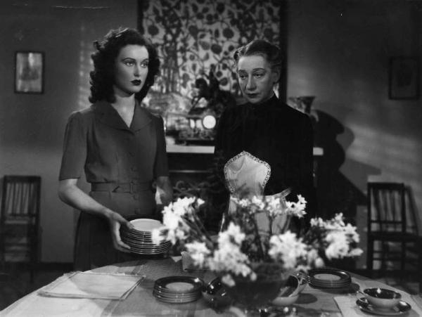 Scena del film "C'è sempre un ma!" - Regia Luigi Zampa - 1942 - Le attrici Adriana Benetti e Elvira Betrone preparano la tavola