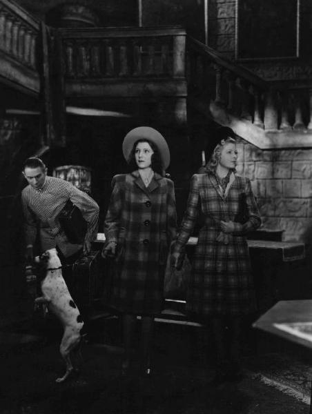 Scena del film "C'è un fantasma nel castello" - Regia Giorgio Simonelli - 1941 - Gli attori Romolo Costa, Silvana Jachino e Vanna Martines in un castello