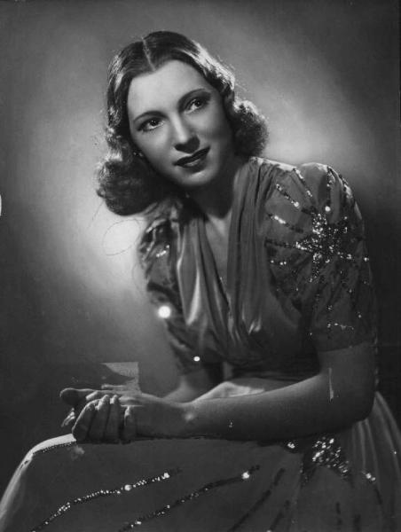 Scena del film "C'è un fantasma nel castello" - Regia Giorgio Simonelli - 1941 - L'attrice Vanna Martines seduta