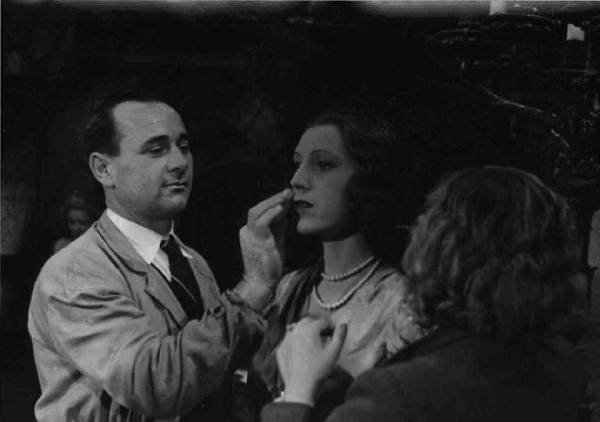 Set del film "C'è un fantasma nel castello" - Regia Giorgio Simonelli - 1941 - L'attrice Vanna Martines al trucco