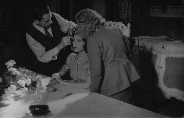 Set del film "C'è un fantasma nel castello" - Regia Giorgio Simonelli - 1941 - L'attrice Vanna Martines al trucco