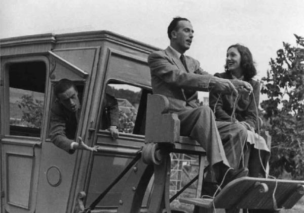 Set del film "C'è un fantasma nel castello" - Regia Giorgio Simonelli - 1941 - Gli attori Silvio Bagolini, Vanna Martines e Ennio Cerlesi su una carrozza