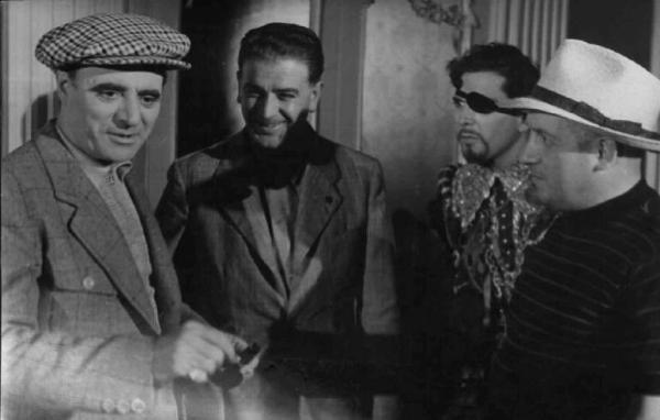 Set del film "C'è un fantasma nel castello" - Regia Giorgio Simonelli - 1941 - L'attore Virgilio Riento, il produttore Alberto Manca Dell'Asinara, l'attore Osvaldo Genazzani e un operatore ridono
