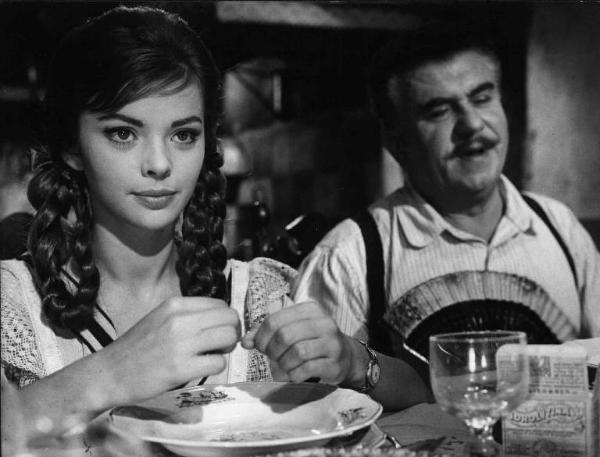 Scena del film "Che gioia vivere" - Regia René Clément - 1961 - Gli attori Barbara Lass e Gino Cervi a tavola