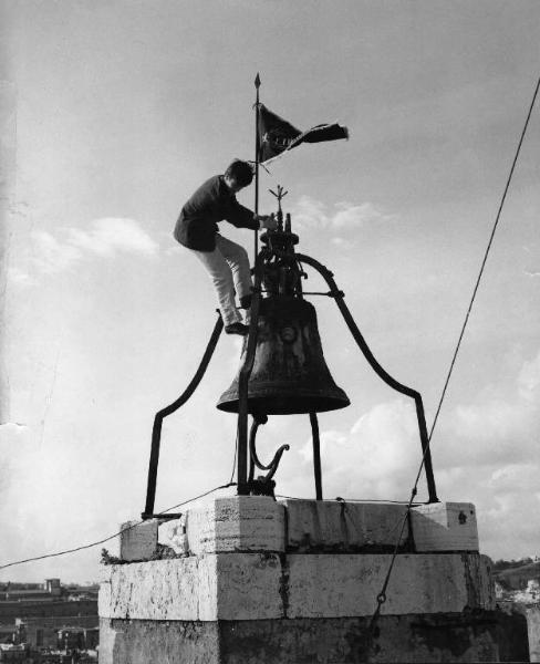 Scena del film "Che gioia vivere" - Regia René Clément - 1961 - L'attore Alain Delon si arrampica sul campanile