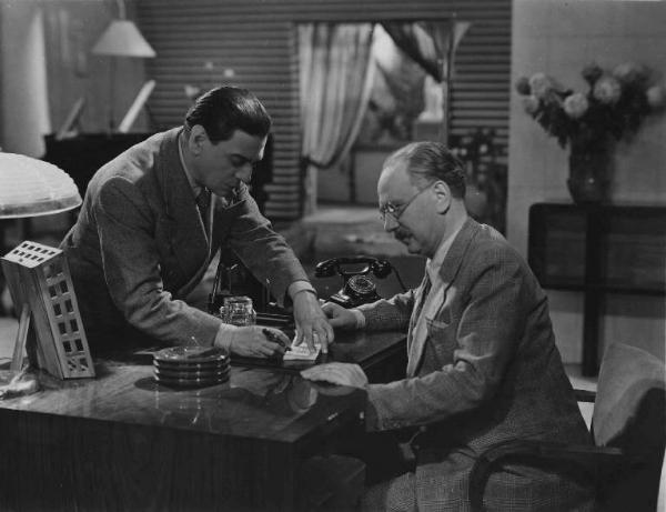 Scena del film "Chi è più felice di me?" - Regia Guido Brignone - 1938 - L'attore Tito Schipa e un attore non identificato in un ufficio