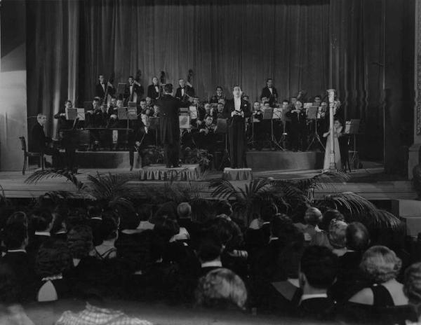 Scena del film "Chi è più felice di me?" - Regia Guido Brignone - 1938 - L' attore Tito Schipa sul palco con l'orchestra.