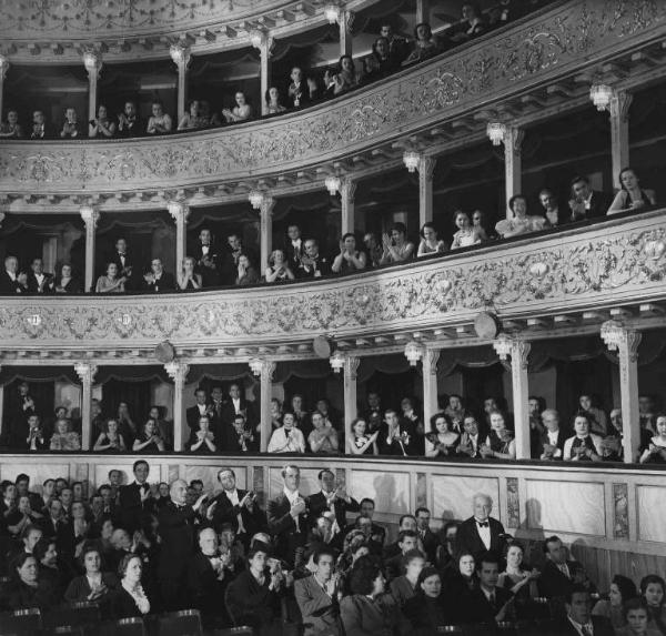 Scena del film "Chi è più felice di me?" - Regia Guido Brignone - 1938 - Attori non identificati in un teatro.