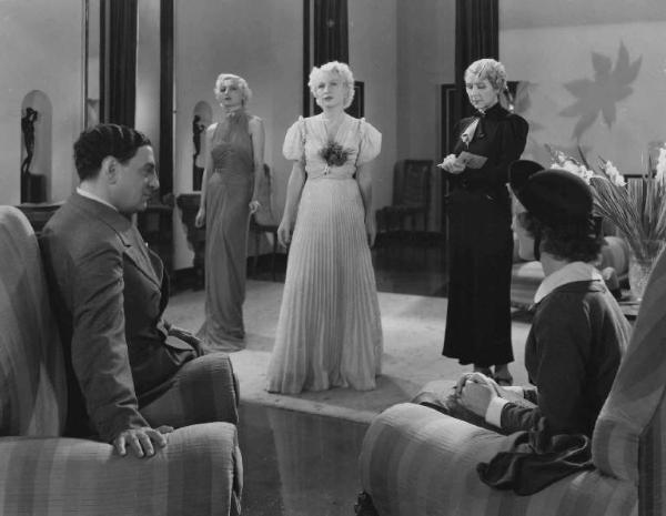 Scena del film "Chi è più felice di me?" - Regia Guido Brignone - 1938 - L'attore Tito Schipa con diverse attrici non identificate.