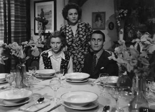 Scena del film "Chi l'ha visto?" - Regia Goffredo Alessandrini - 1943 - Gli attori Valentina Cortese, Dina Perbellini e Alberto Sordi a tavola