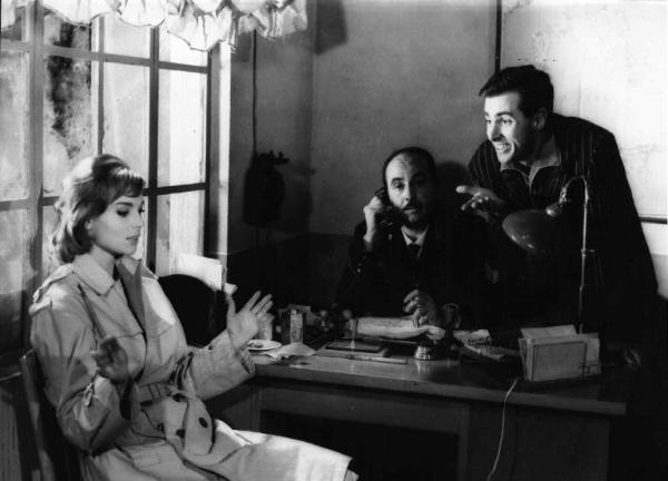 Scena del film "Ciao, ciao bambina!" - Regia Sergio Grieco - 1959 - L'attrice Elsa Martinelli, un attore non identificato e l'attore Antonio Cifariello in caserma