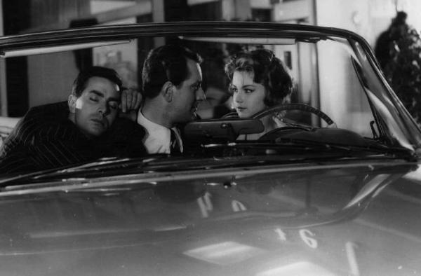 Scena del film "Ciao, ciao bambina!" - Regia Sergio Grieco - 1959 - Gli attori Antonio Cifariello, Riccardo Garrone e Lorella De Luca in auto