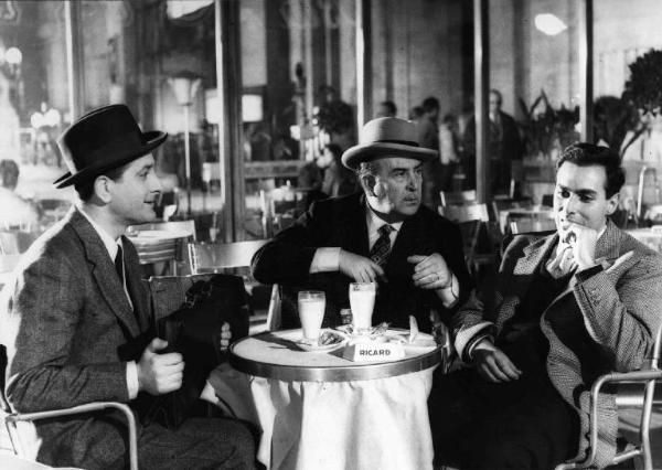 Scena del film "Ciao, ciao bambina!" - Regia Sergio Grieco - 1959 - Gli attori Riccardo Garrone, Nando Bruno e Antonio Cifariello al bar