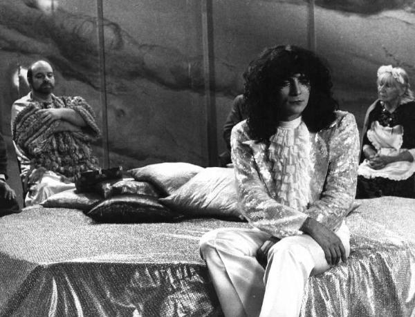 Scena del film "Ciao Nì" - Regia Paolo Poeti - 1979 - L'attore Renato Zero seduto sul letto