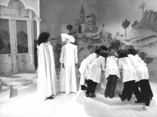 Scena del film "Ciao Nì" - Regia Paolo Poeti - 1979 - Gli attori Renato Zero e Victoria Zinny parlano accanto a un gruppo di bambini