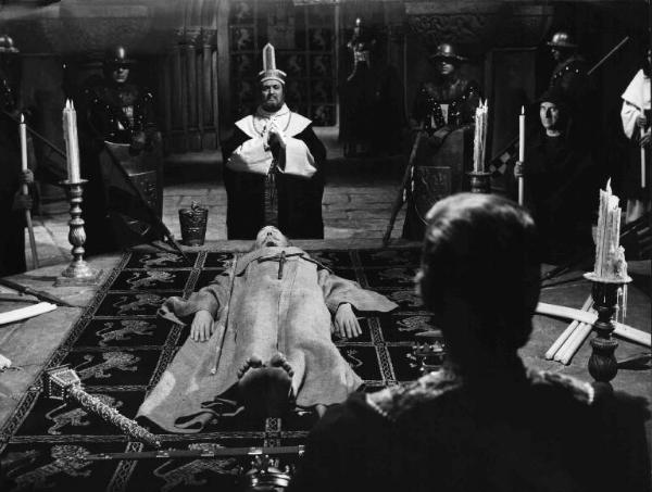Scena del film "El Cid" - Regia Anthony Mann - 1961 - L'attore Bruno Smith e altri attori non identificati durante una cerimonia funebre