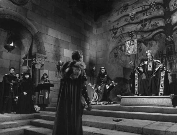 Scena del film "El Cid" - Regia Anthony Mann - 1961 - Gli attori Raf Vallone, Sophia Loren, Charlton Heston, Geneviève Page e Ralph Truman nella sala del re