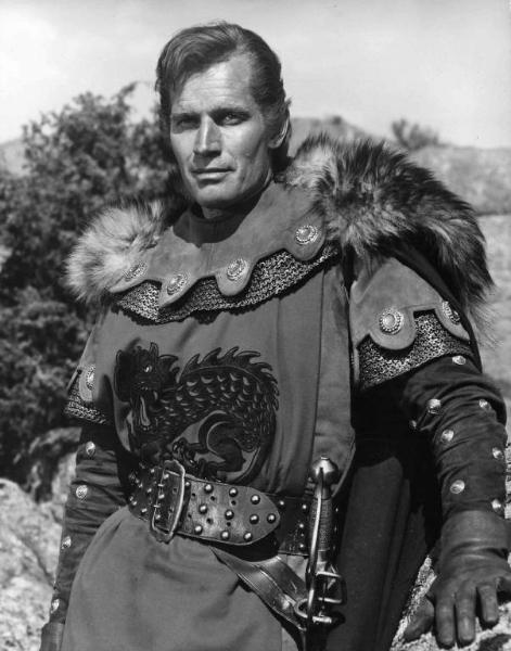 Scena del film "El Cid" - Regia Anthony Mann - 1961 - L'attore Charlton Heston in armatura