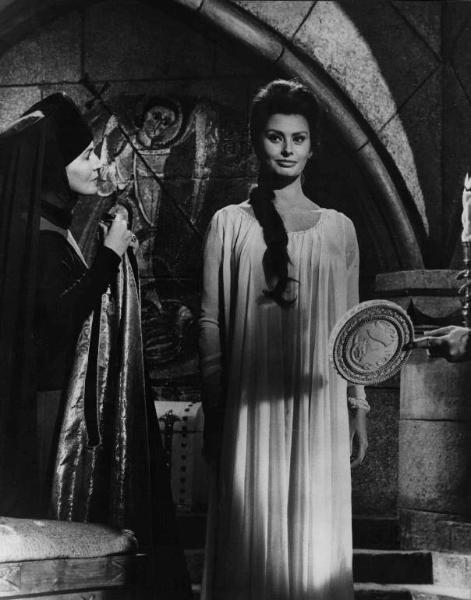 Scena del film "El Cid" - Regia Anthony Mann - 1961 - L'attrice Sophia Loren in piedi durante la vestizione