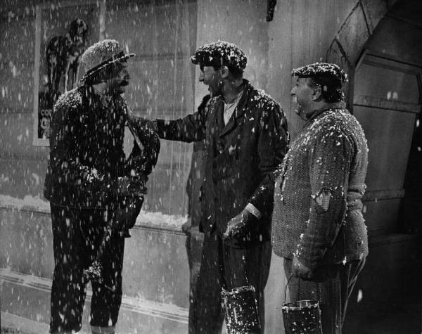 Scena del film "Cinema d'altri tempi" - Regia Steno - 1953 - Un attore non identificato e gli attori Walter Chiari e Gianni Cavalieri sotto la neve