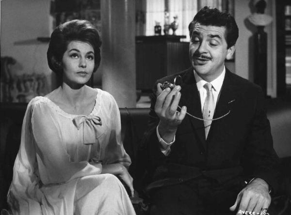 Scena del film "Cinque ore in contanti" - Regia Mario Zampi - 1961 - Gli attori Cyd Charisse e Ernie Kovacs sul divano