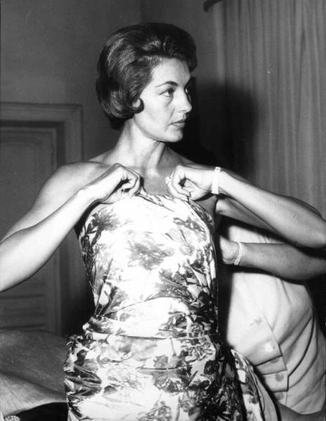Scena del film "Cinque ore in contanti" - Regia Mario Zampi - 1961 - L'attrice Cyd Charisse si sistema il vestito