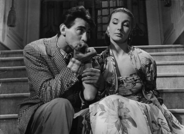 Scena del film "Cinque poveri in automobile" - Regia Mario Mattoli - 1952 - Gli attori Walter Chiari e Isa Barzizza sulle scale