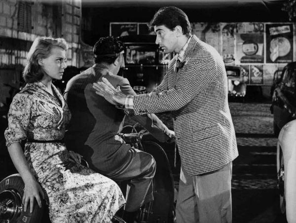 Scena del film "Cinque poveri in automobile" - Regia Mario Mattoli - 1952 - Gli attori Hélène Rémy, Walter Chiari e un attore non identificato in strada
