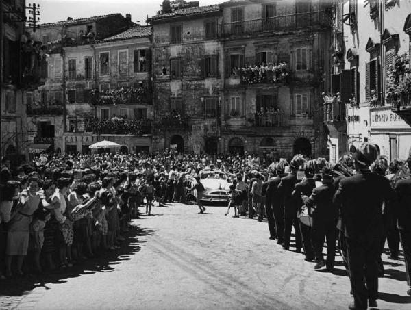 Scena del film "Cinque poveri in automobile" - Regia Mario Mattoli - 1952 - Una folla di attori non identificati attende in strada una macchina
