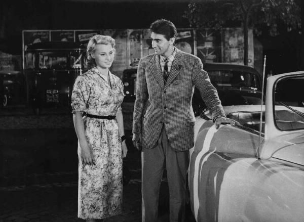 Scena del film "Cinque poveri in automobile" - Regia Mario Mattoli - 1952 - Gli attori Hélène Rémy e Walter Chiari in un parcheggio