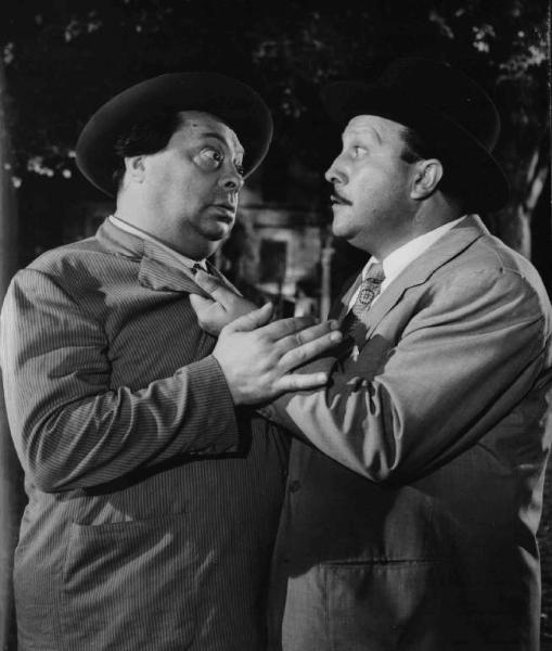 Scena del film "Cinque poveri in automobile" - Regia Mario Mattoli - 1952 - Gli attori Aldo Fabrizi e Pietro Carloni litigano