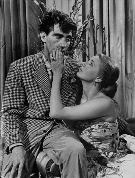 Scena del film "Cinque poveri in automobile" - Regia Mario Mattoli - 1952 - Gli attori Walter Chiari e Isa Barzizza abbracciati