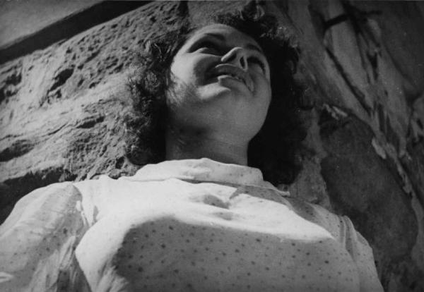 Scena del film "Città alta" - Regia Giulio Questi, Corrado Terzi- 1949 - Attrice non identificata in primo piano dal basso.