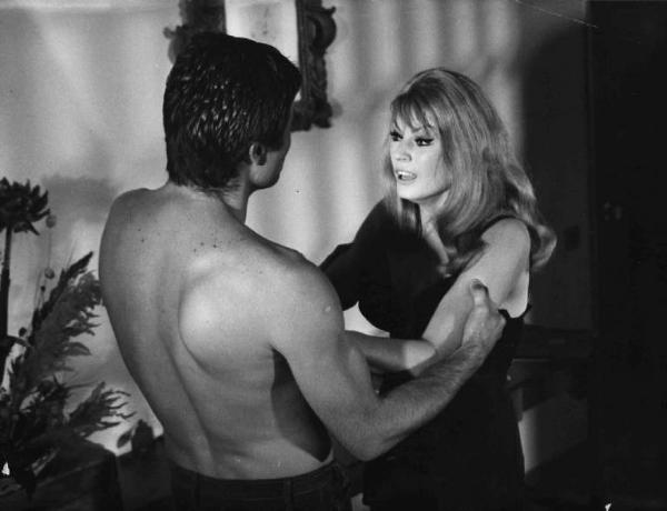 Scena del film "Il Cobra" - Regia Mario Sequi - 1967 - L'attore Peter Martell trattiene l'attrice Anita Ekberg