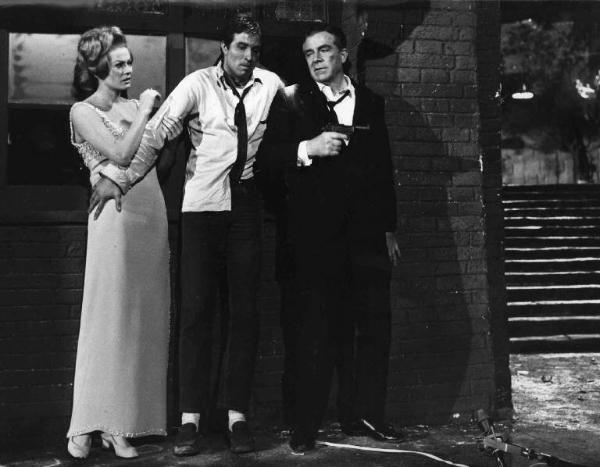 Scena del film "Il Cobra" - Regia Mario Sequi - 1967 - Gli attori Anita Ekberg, Peter Martell e Dana Andrews in piedi