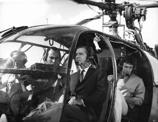 Scena del film "Il Cobra" - Regia Mario Sequi - 1967 - Gli attori Dana Andrews e Peter Martell e altri attori non identificati in elicottero