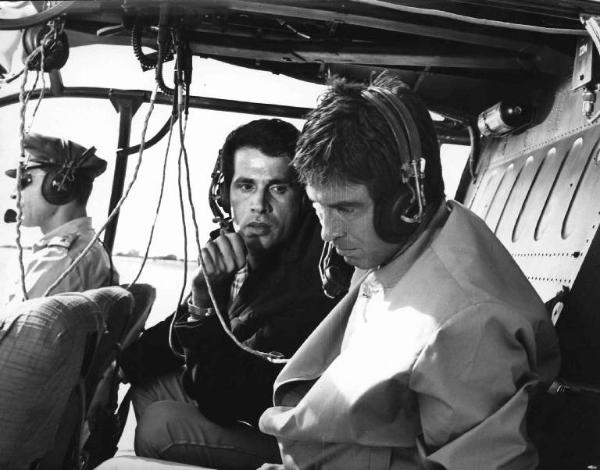 Scena del film "Il Cobra" - Regia Mario Sequi - 1967 - L'attore Peter Martell e due attori non identificati in elicottero