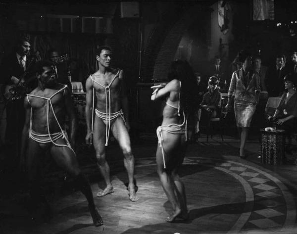 Scena del film "Il Cobra" - Regia Mario Sequi - 1967 - Attori non identificati ballano in un locale