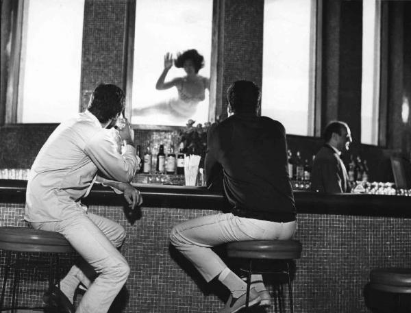 Scena del film "Il Cobra" - Regia Mario Sequi - 1967 - Due attori non identificati al bancone di un bar