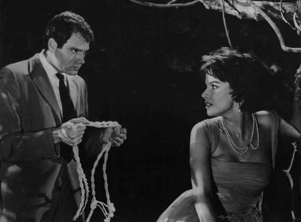 Scena del film "Il colore della pelle" - Regia Michel Gast - 1959 - L'attore Christian Marquand minaccia con una corda l'attrice Antonella Lualdi