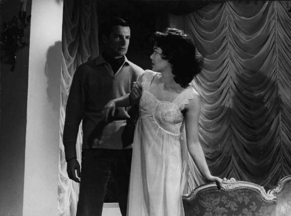 Scena del film "Il colore della pelle" - Regia Michel Gast - 1959 - L'attore Paul Guers afferra per il braccio un'attrice non identificata
