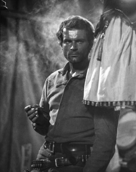 Scena del film "La collina degli stivali" - Regia Giuseppe Colizzi - 1969 - L'attore Terence Hill in piedi con un sigaro