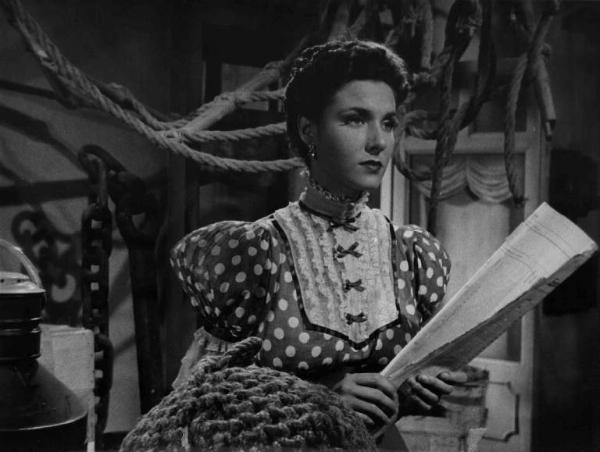 Scena del film "Colpi di timone" - Regia Gennaro Righelli - 1942 - L'attrice Dina Sassoli in piedi con dei fogli in mano
