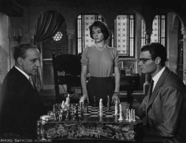 Scena del film "Un colpo da due miliardi" - Regia Roger Vadim - 1957 - L'attrice FranÃ§oise Arnoul osserva gli attori Otto Hasse e Christian Marquand mentre giocano a scacchi