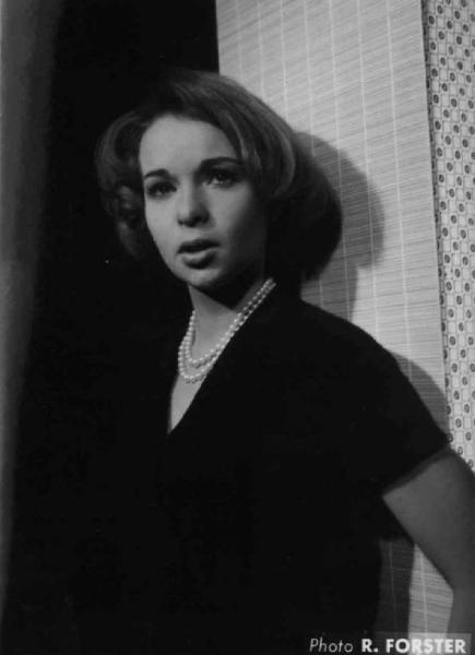 Scena del film "Un colpo da due miliardi" - Regia Roger Vadim - 1957 - L'attrice FranÃ§oise Arnoul appoggiata al muro in una stanza