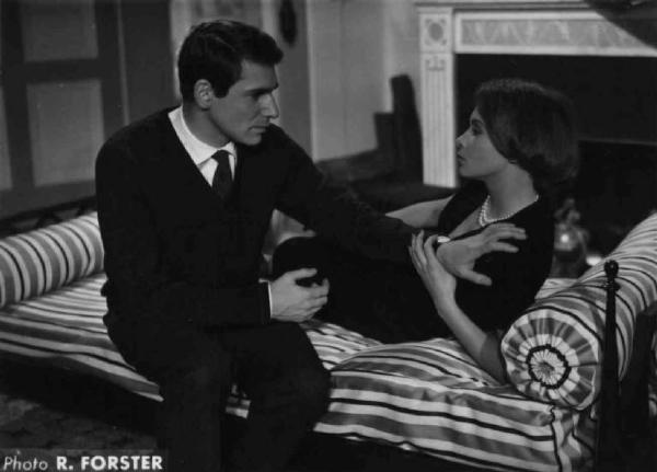 Scena del film "Un colpo da due miliardi" - Regia Roger Vadim - 1957 - Gli attori Robert Hossein e FranÃ§oise Arnoul sul divano